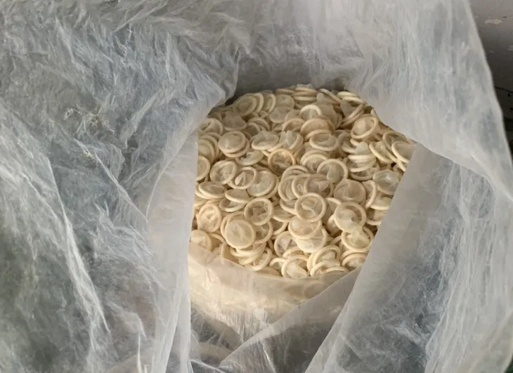 Vụ tái chế hàng trăm kg bao cao su cũ: Chưa tìm ra chủ, không rõ nguồn gom - Ảnh 1. Vụ tái chế hàng trăm kg bao cao su cũ: Chưa tìm ra chủ, không rõ nguồn gom - Ảnh 1.