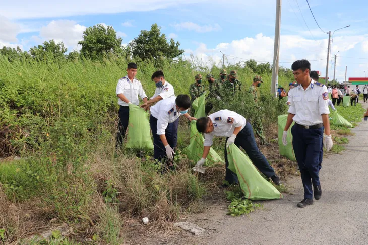 Cảnh sát biển đồng hành với ngư dân Kiên Giang - Ảnh 1. Cảnh sát biển đồng hành với ngư dân Kiên Giang - Ảnh 1.