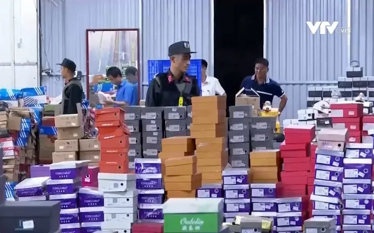 Nở rộ tình trạng vận chuyển hàng lậu qua đường bưu chính, chuyển phát nhanh - Ảnh 1. Nở rộ tình trạng vận chuyển hàng lậu qua đường bưu chính, chuyển phát nhanh - Ảnh 1.