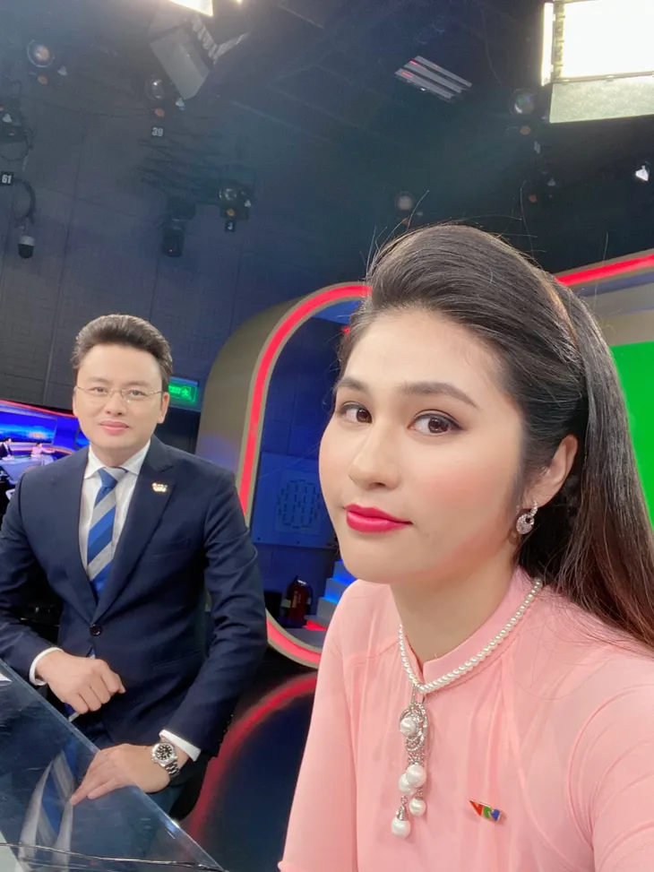 Chàng trai chụp hình chung với nhiều nữ MC Thời sự nhất - Ảnh 9. Chàng trai chụp hình chung với nhiều nữ MC Thời sự nhất - Ảnh 9.