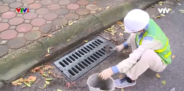 Chưa bắt được thủ phạm, che miệng cống bị trộm nắp chỉ là giải pháp tạm thời - Ảnh 1. Chưa bắt được thủ phạm, che miệng cống bị trộm nắp chỉ là giải pháp tạm thời - Ảnh 1.