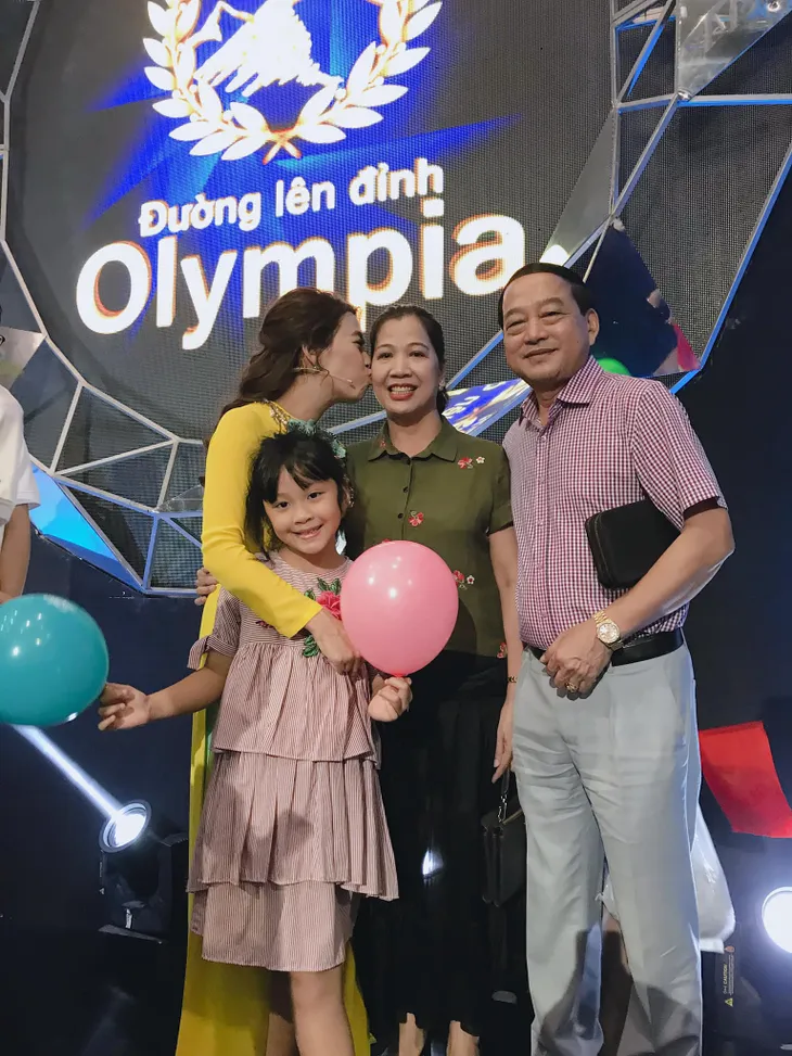 Rơi nước mắt với lời hứa giữa BTV Diệp Chi và mẹ trước chung kết Đường lên đỉnh Olympia 2020 - Ảnh 1. Rơi nước mắt với lời hứa giữa BTV Diệp Chi và mẹ trước chung kết Đường lên đỉnh Olympia 2020 - Ảnh 1.