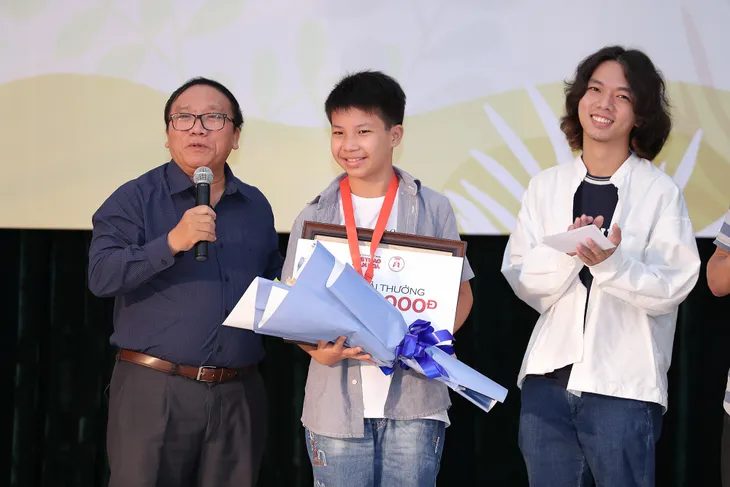Nguyễn Nhật Ánh giành giải thưởng lớn Hiệp sỹ Dế Mèn - Ảnh 2. Nguyễn Nhật Ánh giành giải thưởng lớn Hiệp sỹ Dế Mèn - Ảnh 2.
