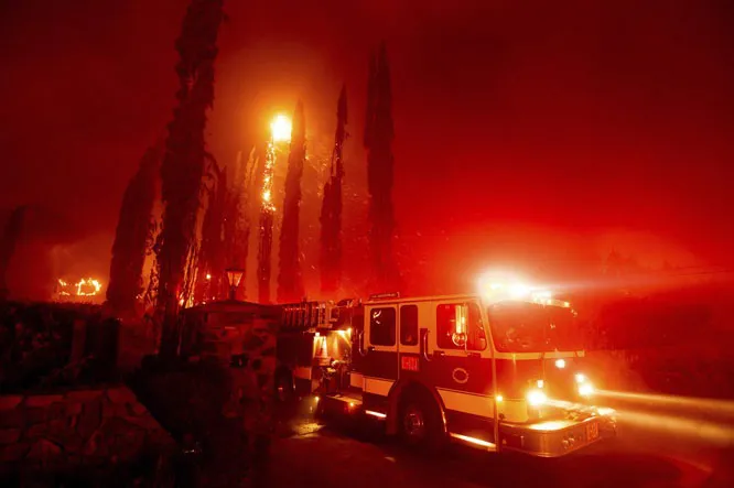 Cháy rừng tại California, 50.000 người phải sơ tán - Ảnh 4. Cháy rừng tại California, 50.000 người phải sơ tán - Ảnh 4.