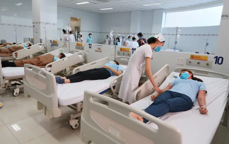 Hàng chục công nhân nhập viện nghi ngộ độc thực phẩm - Ảnh 3. Hàng chục công nhân nhập viện nghi ngộ độc thực phẩm - Ảnh 3.