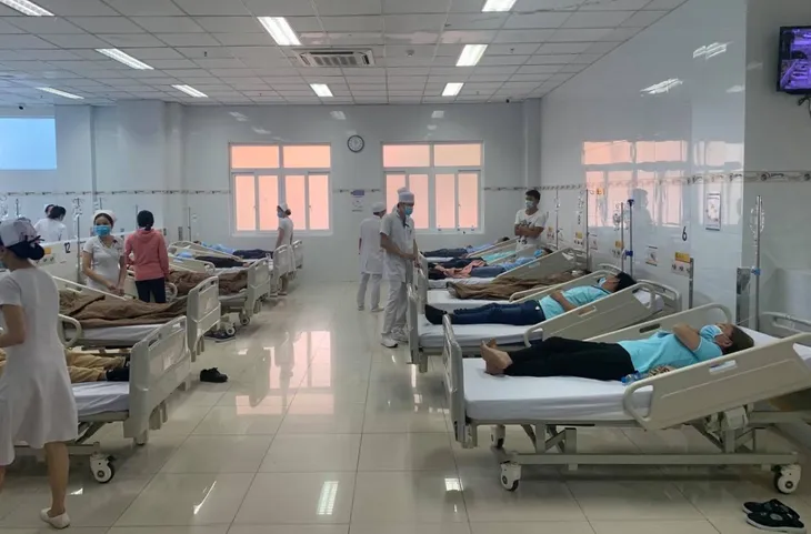 Hàng chục công nhân nhập viện nghi ngộ độc thực phẩm - Ảnh 2. Hàng chục công nhân nhập viện nghi ngộ độc thực phẩm - Ảnh 2.