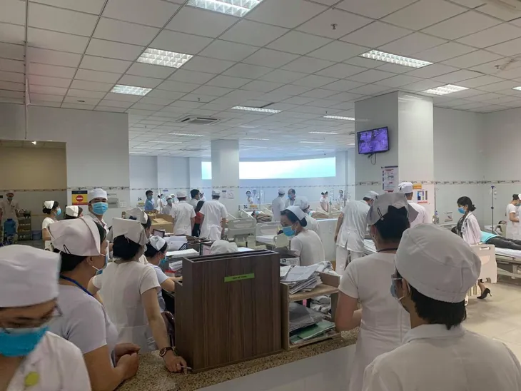 Hàng chục công nhân nhập viện nghi ngộ độc thực phẩm - Ảnh 1. Hàng chục công nhân nhập viện nghi ngộ độc thực phẩm - Ảnh 1.
