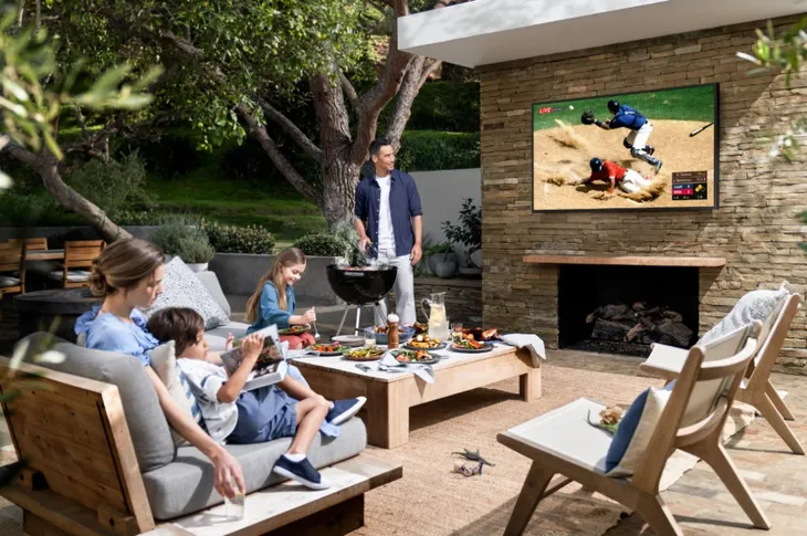 TV QLED ngoài trời đầu tiên trên thế giới ra mắt tại thị trường Việt Nam - Ảnh 1. TV QLED ngoài trời đầu tiên trên thế giới ra mắt tại thị trường Việt Nam - Ảnh 1.