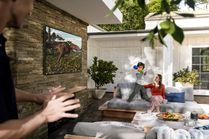 TV QLED ngoài trời đầu tiên trên thế giới ra mắt tại thị trường Việt Nam - Ảnh 2. TV QLED ngoài trời đầu tiên trên thế giới ra mắt tại thị trường Việt Nam - Ảnh 2.