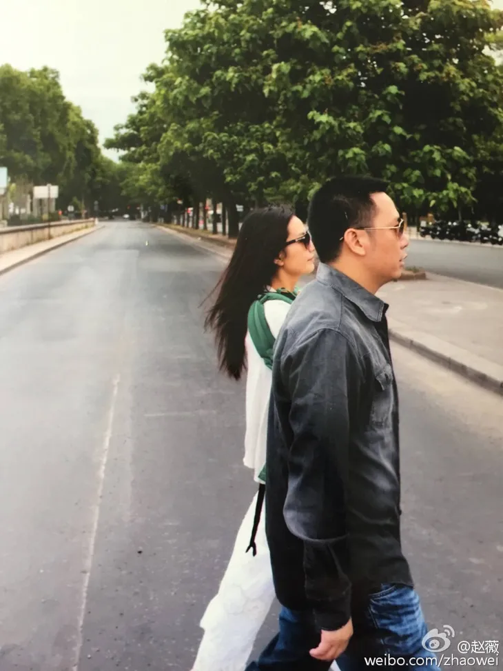 Đi mua sắm với trai trẻ, Triệu Vy lại thổi bùng nghi vẫn ly hôn - Ảnh 2. Đi mua sắm với trai trẻ, Triệu Vy lại thổi bùng nghi vẫn ly hôn - Ảnh 2.