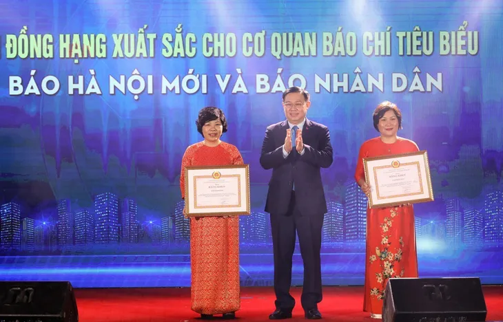 Hà Nội trao thưởng 2 giải báo chí về xây dựng Đảng và phát triển văn hóa - Ảnh 3. Hà Nội trao thưởng 2 giải báo chí về xây dựng Đảng và phát triển văn hóa - Ảnh 3.