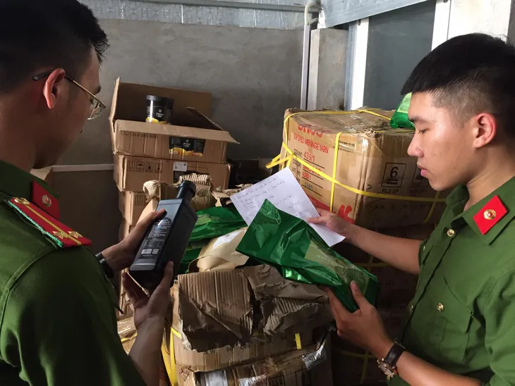 Phát hiện kho hàng 10 tấn nguyên liệu trà sữa bẩn ở Hà Nội - Ảnh 1. Phát hiện kho hàng 10 tấn nguyên liệu trà sữa bẩn ở Hà Nội - Ảnh 1.