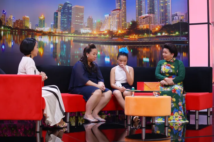 Ba ít nói lời yêu thương, cô bé 13 tuổi tủi thân thay cho mẹ - Ảnh 2. Ba ít nói lời yêu thương, cô bé 13 tuổi tủi thân thay cho mẹ - Ảnh 2.