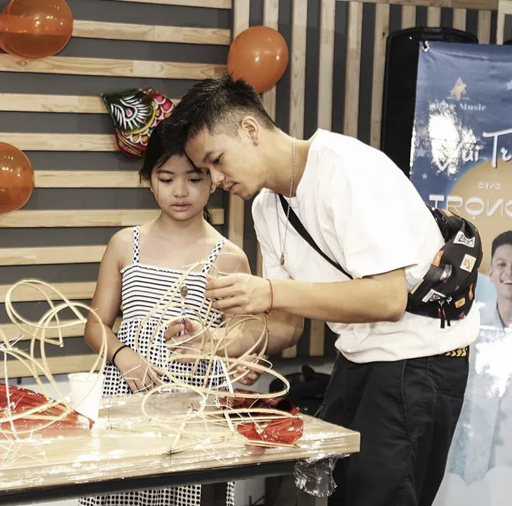 Trọng Hiếu Idol khoe ảnh vui Trung thu với các em bé - Ảnh 2. Trọng Hiếu Idol khoe ảnh vui Trung thu với các em bé - Ảnh 2.