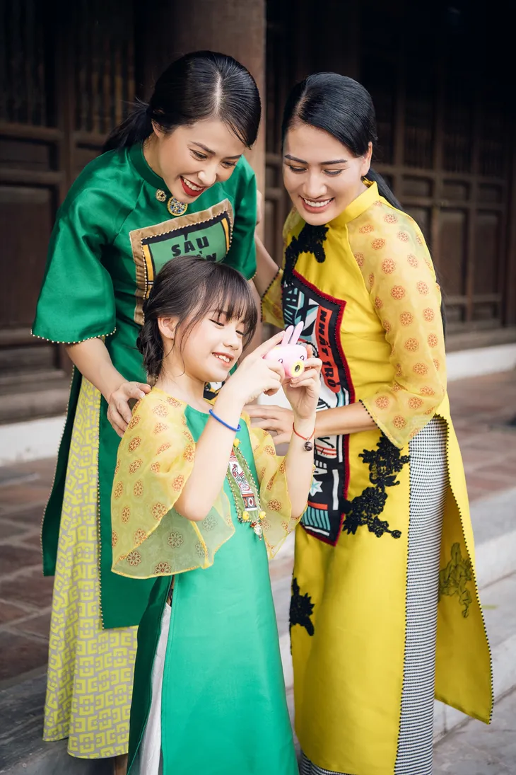 NTK Cao Minh Tiến đưa nghệ thuật Bài Chòi vào áo dài - Ảnh 2. NTK Cao Minh Tiến đưa nghệ thuật Bài Chòi vào áo dài - Ảnh 2.