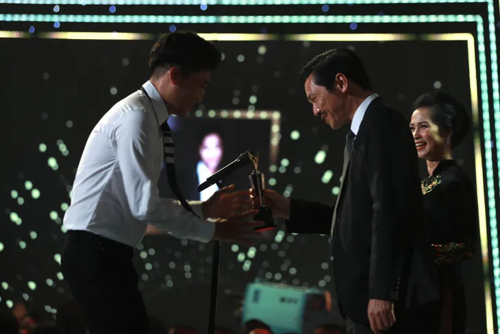 VTV Awards 2020: Xuân Nghị tim đập loạn xạ, không đo được nhịp khi nhận giải Nam diễn viên ấn tượng - Ảnh 2. VTV Awards 2020: Xuân Nghị tim đập loạn xạ, không đo được nhịp khi nhận giải Nam diễn viên ấn tượng - Ảnh 2.