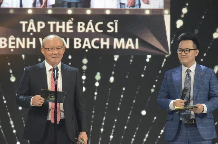 VTV Awards 2020: Nhân vật của năm gọi tên tập thể y bác sĩ Bệnh viện Bạch Mai - Ảnh 1. VTV Awards 2020: Nhân vật của năm gọi tên tập thể y bác sĩ Bệnh viện Bạch Mai - Ảnh 1.
