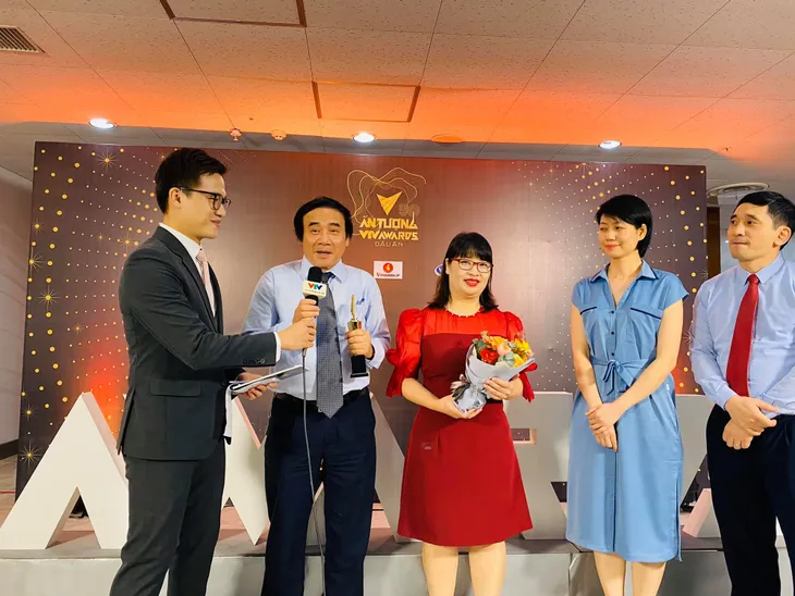 VTV Awards 2020: Nhân vật của năm gọi tên tập thể y bác sĩ Bệnh viện Bạch Mai - Ảnh 3. VTV Awards 2020: Nhân vật của năm gọi tên tập thể y bác sĩ Bệnh viện Bạch Mai - Ảnh 3.
