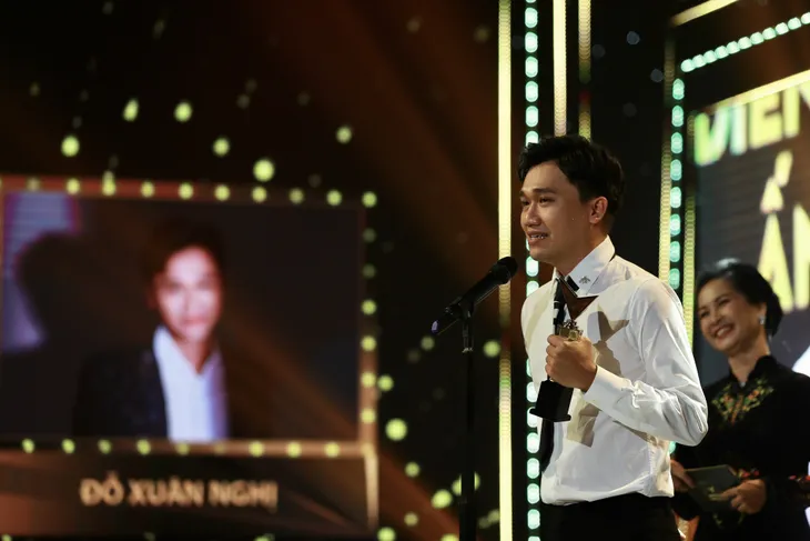 VTV Awards 2020: Xuân Nghị tim đập loạn xạ, không đo được nhịp khi nhận giải Nam diễn viên ấn tượng - Ảnh 1. VTV Awards 2020: Xuân Nghị tim đập loạn xạ, không đo được nhịp khi nhận giải Nam diễn viên ấn tượng - Ảnh 1.