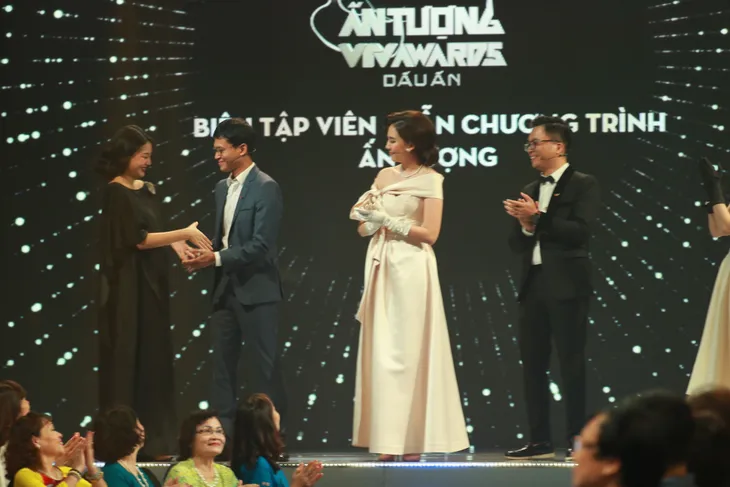 BTV Việt Hoàng Chuyển động 24h giành cúp VTV Awards 2020 - Ảnh 2. BTV Việt Hoàng Chuyển động 24h giành cúp VTV Awards 2020 - Ảnh 2.