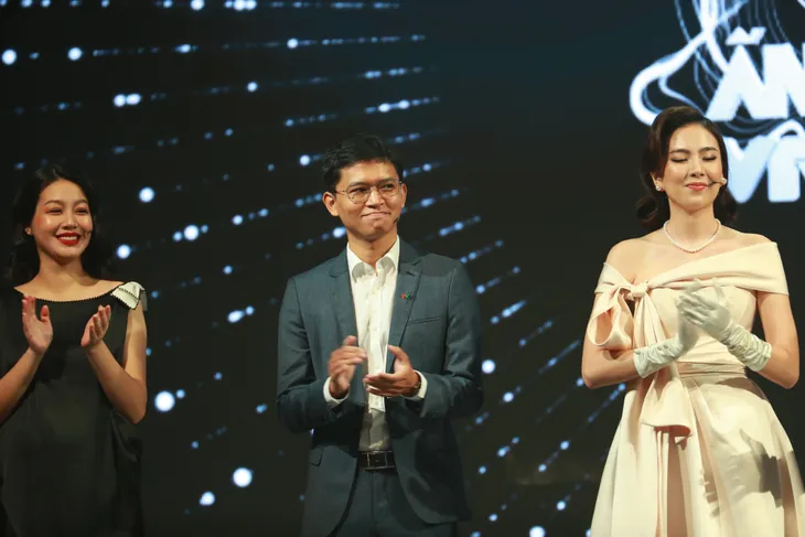 BTV Việt Hoàng Chuyển động 24h giành cúp VTV Awards 2020 - Ảnh 1. BTV Việt Hoàng Chuyển động 24h giành cúp VTV Awards 2020 - Ảnh 1.