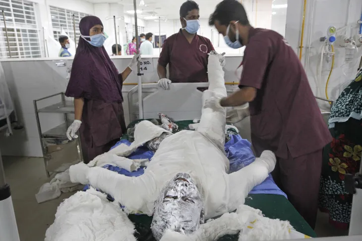 Nổ khí gas gần nhà thờ Hồi giáo tại Bangladesh, ít nhất 17 người thiệt mạng - Ảnh 2. Nổ khí gas gần nhà thờ Hồi giáo tại Bangladesh, ít nhất 17 người thiệt mạng - Ảnh 2.