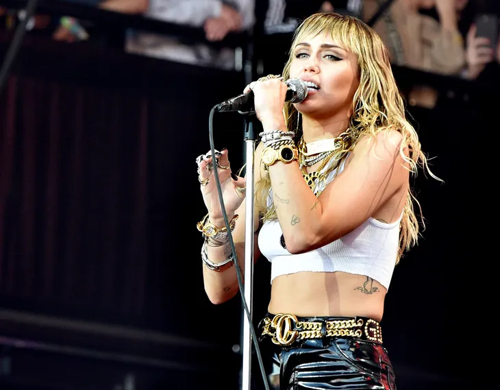 Miley Cyrus khẳng định hát tốt hơn sau thảm họa cháy nhà - Ảnh 1. Miley Cyrus khẳng định hát tốt hơn sau thảm họa cháy nhà - Ảnh 1.