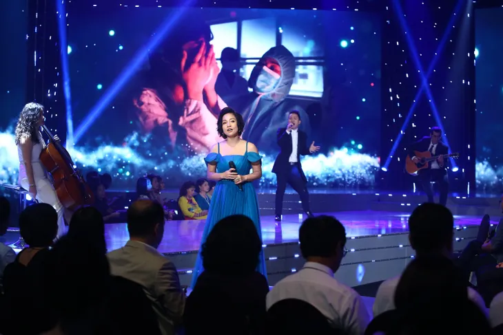 Lắng đọng với tiết mục của Mỹ Linh - Tùng Dương tại VTV Awards 2020 - Ảnh 1.
