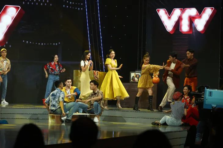 Dàn diễn viên Nhà trọ Balanha khuấy động sân khấu VTV Awards 2020 - Ảnh 5. Dàn diễn viên Nhà trọ Balanha khuấy động sân khấu VTV Awards 2020 - Ảnh 5.