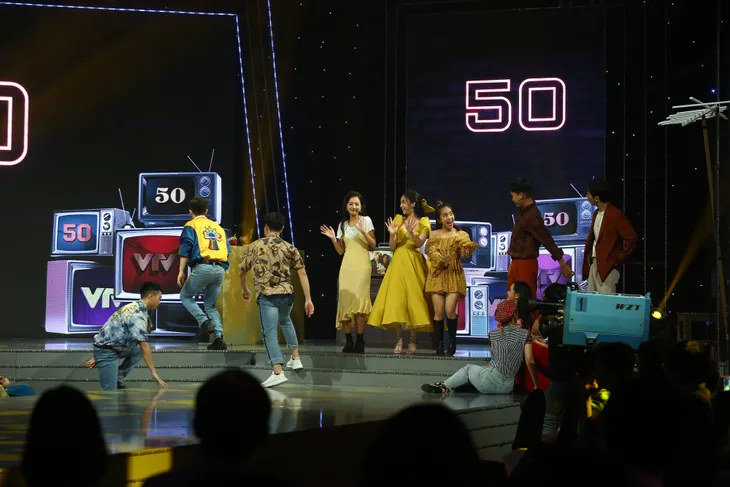 Dàn diễn viên Nhà trọ Balanha khuấy động sân khấu VTV Awards 2020 - Ảnh 6. Dàn diễn viên Nhà trọ Balanha khuấy động sân khấu VTV Awards 2020 - Ảnh 6.