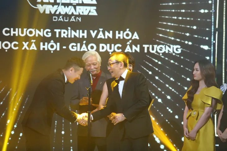 Quán thanh xuân: Về nhà xem phim chiến thắng ở VTV Awards 2020 - Ảnh 5. Quán thanh xuân: Về nhà xem phim chiến thắng ở VTV Awards 2020 - Ảnh 5.