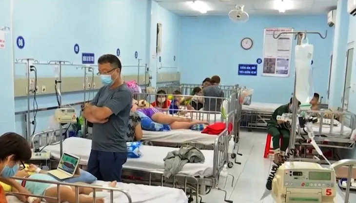 Sốt xuất huyết vào mùa, nhiều bệnh nhi biến chứng nặng - Ảnh 1. Sốt xuất huyết vào mùa, nhiều bệnh nhi biến chứng nặng - Ảnh 1.
