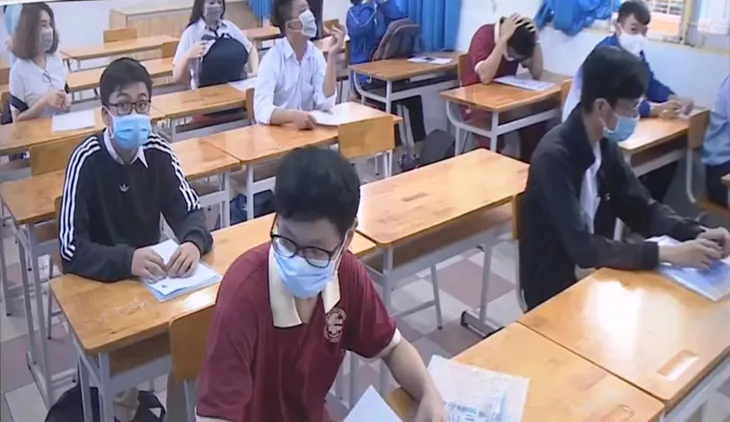 Nên hay không bỏ điểm học bạ khi xét tốt nghiệp THPT? - Ảnh 1. Nên hay không bỏ điểm học bạ khi xét tốt nghiệp THPT? - Ảnh 1.
