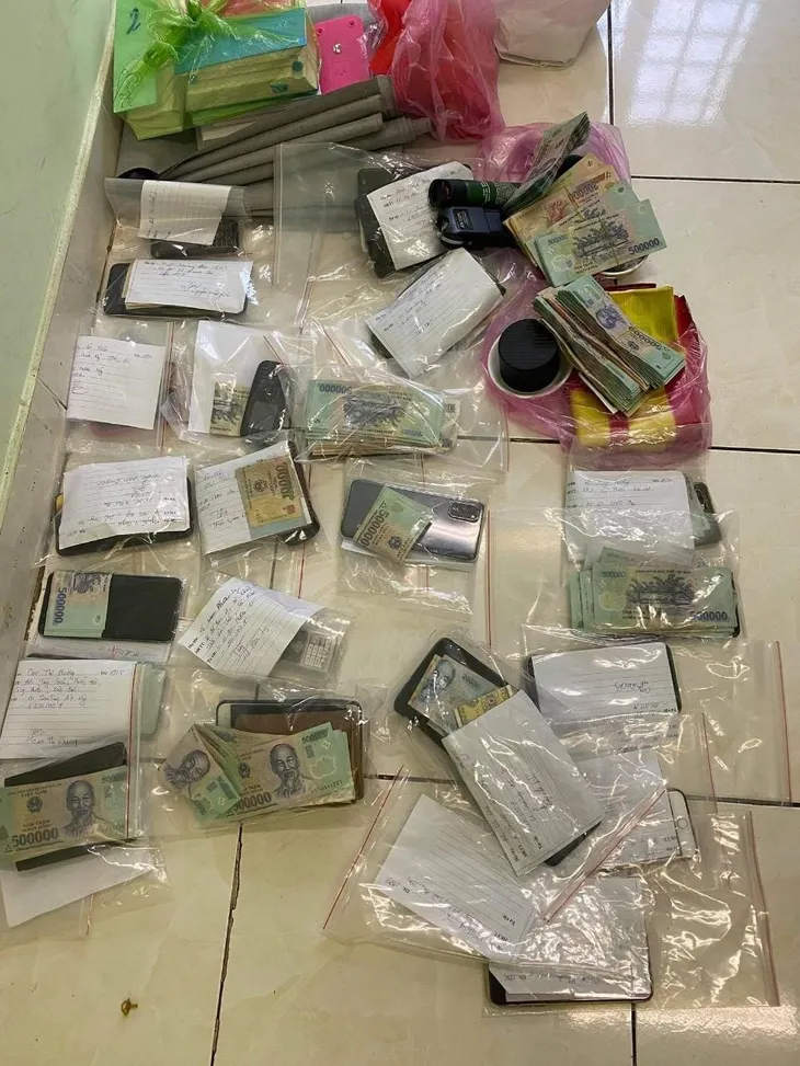 Triệt phá sòng bạc quy mô lớn, thu giữ hàng trăm triệu đồng - Ảnh 1. Triệt phá sòng bạc quy mô lớn, thu giữ hàng trăm triệu đồng - Ảnh 1.