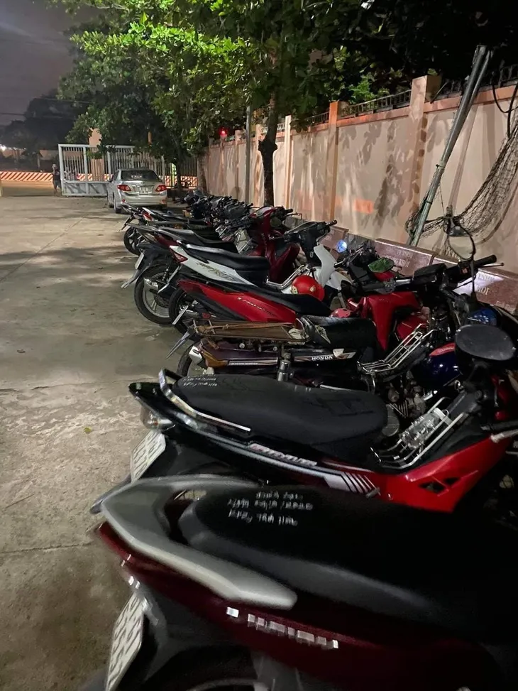 Triệt phá sòng bạc quy mô lớn, thu giữ hàng trăm triệu đồng - Ảnh 2. Triệt phá sòng bạc quy mô lớn, thu giữ hàng trăm triệu đồng - Ảnh 2.
