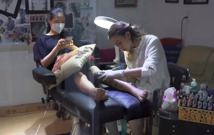 Cô gái hô biến những vết sẹo bằng hình xăm - Ảnh 1. Cô gái hô biến những vết sẹo bằng hình xăm - Ảnh 1.