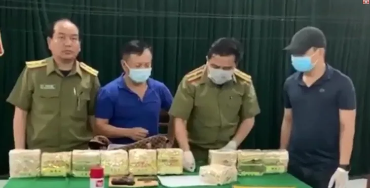 Mang súng K59, đi xe biển số giả áp tải 10 kg ma túy đá - Ảnh 1. Mang súng K59, đi xe biển số giả áp tải 10 kg ma túy đá - Ảnh 1.