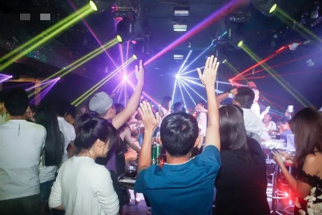NÓNG: Hà Nội bắt buộc người dân đeo khẩu trang, tạm dừng karaoke, bar, quán game - Ảnh 1. NÓNG: Hà Nội bắt buộc người dân đeo khẩu trang, tạm dừng karaoke, bar, quán game - Ảnh 1.
