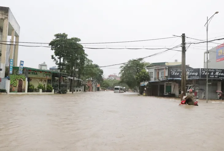 Mưa to về đêm và sáng, Bắc Bộ đề phòng lốc, sét, gió giật mạnh - Ảnh 1. Mưa to về đêm và sáng, Bắc Bộ đề phòng lốc, sét, gió giật mạnh - Ảnh 1.