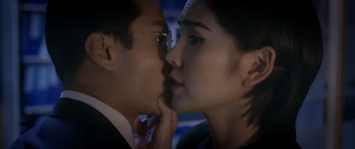 Tình yêu và tham vọng - Tập 56: Sơn (Thanh Sơn) đơ người khi bất ngờ bị gái trẻ khóa môi - Ảnh 1. Tình yêu và tham vọng - Tập 56: Sơn (Thanh Sơn) đơ người khi bất ngờ bị gái trẻ khóa môi - Ảnh 1.