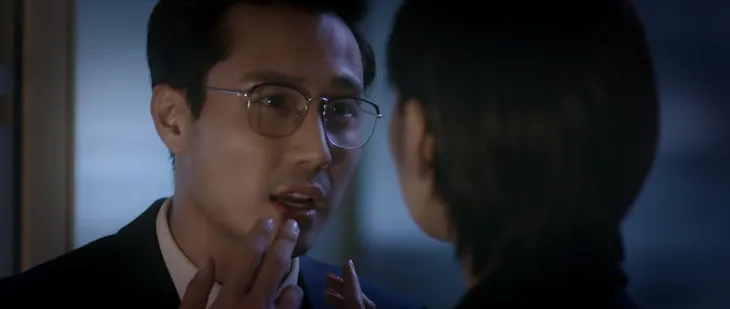 Tình yêu và tham vọng - Tập 56: Sơn (Thanh Sơn) đơ người khi bất ngờ bị gái trẻ khóa môi - Ảnh 4. Tình yêu và tham vọng - Tập 56: Sơn (Thanh Sơn) đơ người khi bất ngờ bị gái trẻ khóa môi - Ảnh 4.