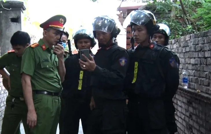 Vây bắt đối tượng bạo hành con gái lẩn trốn trên phố Tôn Đức Thắng (Hà Nội) - Ảnh 5. Vây bắt đối tượng bạo hành con gái lẩn trốn trên phố Tôn Đức Thắng (Hà Nội) - Ảnh 5.