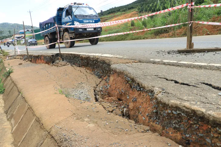 Khẩn trương khắc phục sạt lở nghiêm trọng tuyến QL27C từ Đà Lạt đi Nha Trang - Ảnh 1. Khẩn trương khắc phục sạt lở nghiêm trọng tuyến QL27C từ Đà Lạt đi Nha Trang - Ảnh 1.