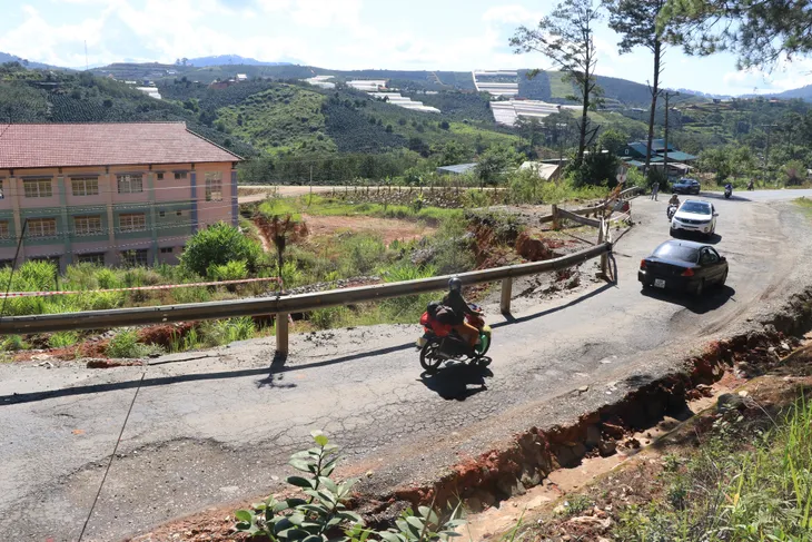 Khẩn trương khắc phục sạt lở nghiêm trọng tuyến QL27C từ Đà Lạt đi Nha Trang - Ảnh 2. Khẩn trương khắc phục sạt lở nghiêm trọng tuyến QL27C từ Đà Lạt đi Nha Trang - Ảnh 2.