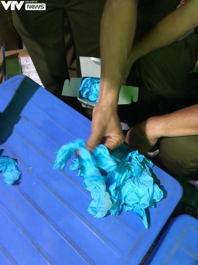 Phát hiện kho hàng chứa 4 triệu găng tay cao su bẩn - Ảnh 4.