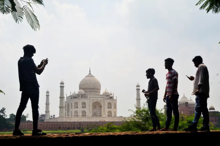 Taj Mahal mở cửa bất chấp số ca nhiễm COVID-19 tăng mạnh - Ảnh 1.