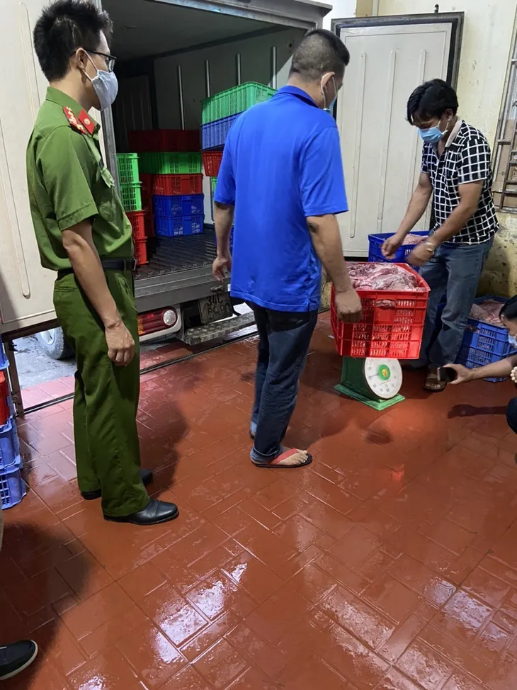 Phát hiện hơn 1,46 tấn thịt lợn đã qua sơ chế chảy nước, bốc mùi hôi thối - Ảnh 1. Phát hiện hơn 1,46 tấn thịt lợn đã qua sơ chế chảy nước, bốc mùi hôi thối - Ảnh 1.