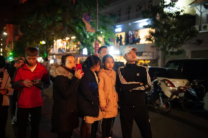 Khoảnh khắc chào đón năm mới 2021 của người dân Thủ đô - Ảnh 1. Khoảnh khắc chào đón năm mới 2021 của người dân Thủ đô - Ảnh 1.