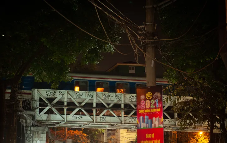 Khoảnh khắc chào đón năm mới 2021 của người dân Thủ đô - Ảnh 12. Khoảnh khắc chào đón năm mới 2021 của người dân Thủ đô - Ảnh 12.