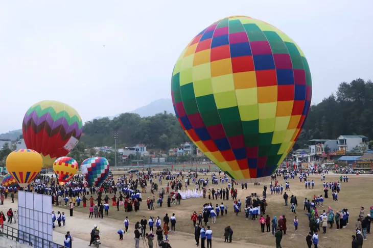 Cả nước vui tươi và phấn khởi đón chào năm mới 2021  - Ảnh 5.